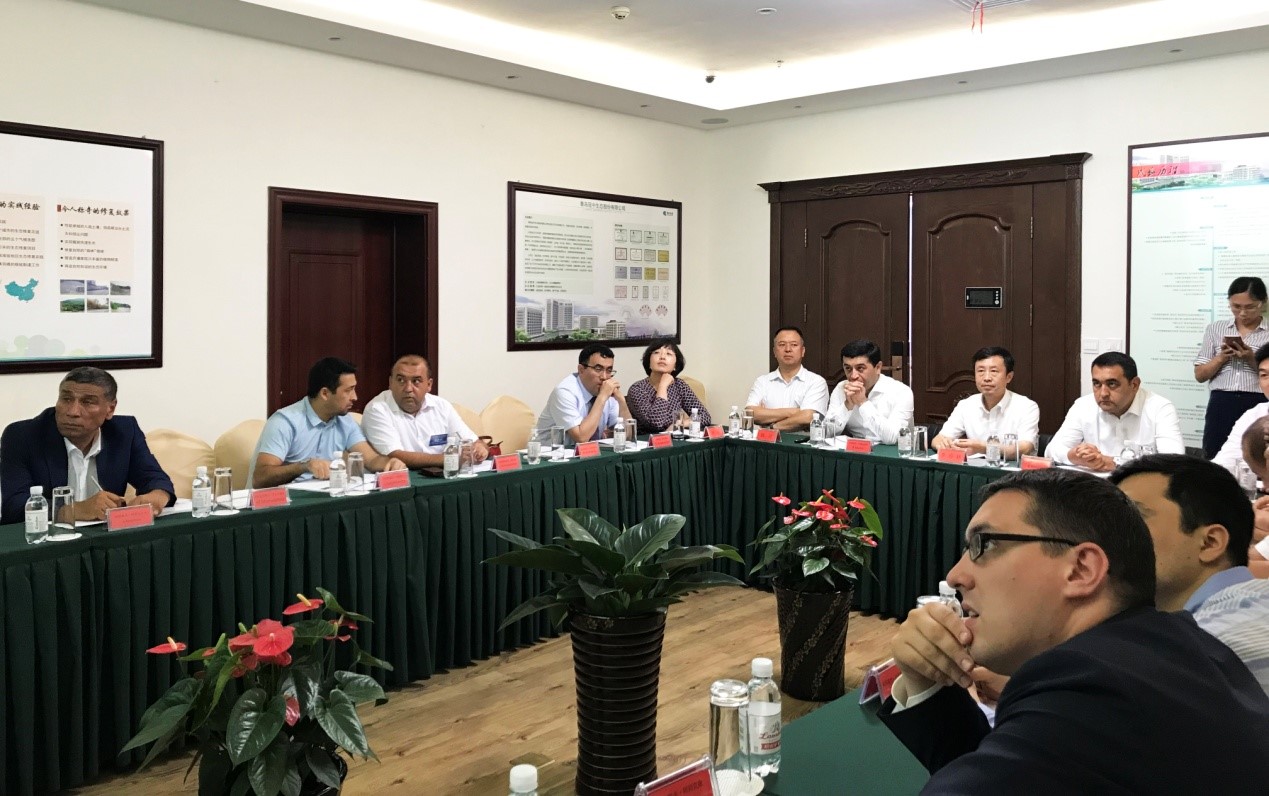 图1：董事长李春林向乌方代表团介绍公司的项目经验