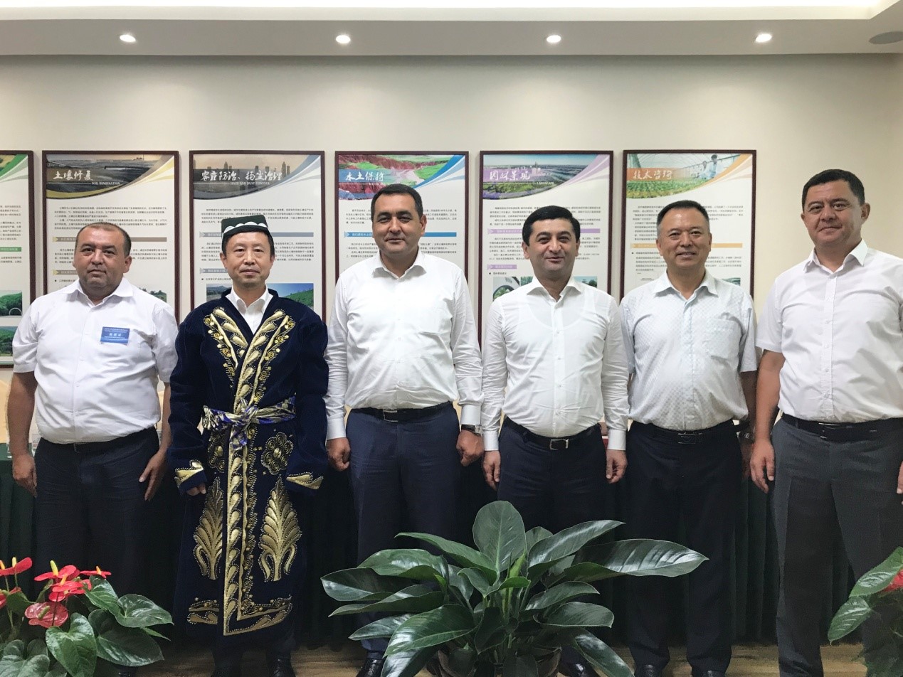 图2：双方互赠礼物后合影留念