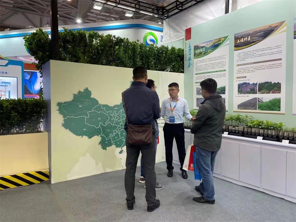 参观者查看冠中展区