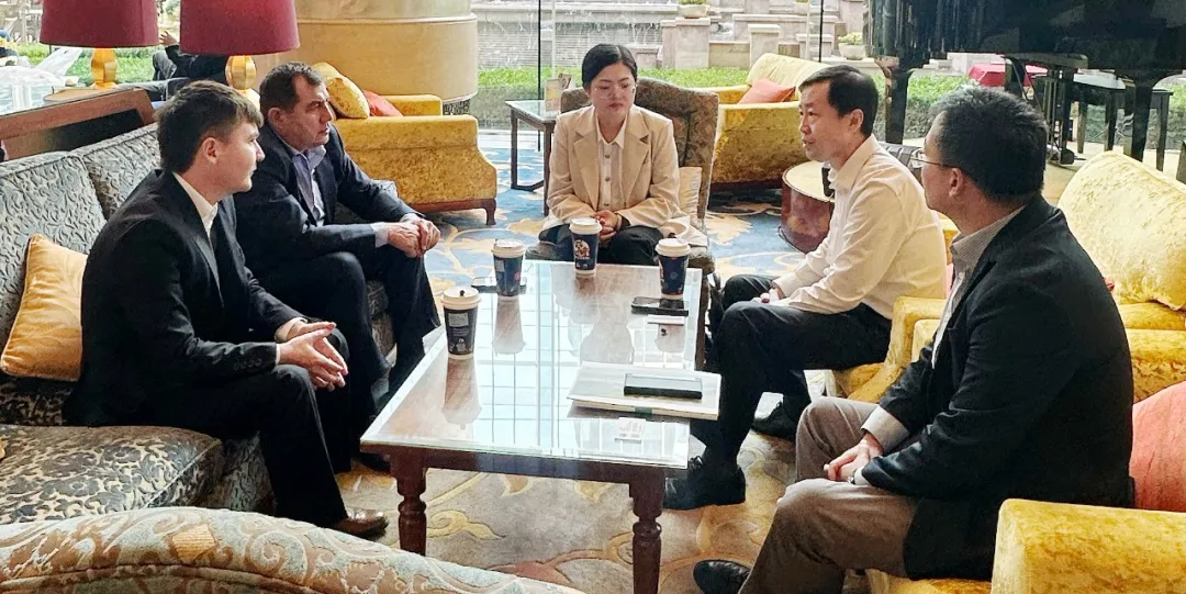 董事长李春林、副总经理张方杰与撒马尔罕州第一副州长Feruz Abilov座谈交流